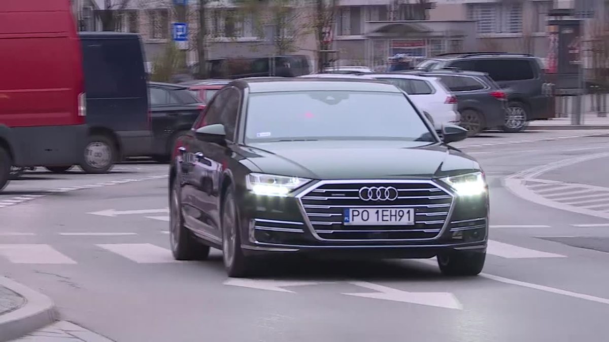 Audi A8
Nowe Audi A8, to jeden z pierwszych na świecie seryjnie produkowanych samochodów stworzony z myślą o automatycznej jeździe. Funkcja automatycznej jazdy w korkach (Audi AI traffic jam pilot) może przejąć zadania kierowcy w ruchu spowolnionym do maksymalnej prędkości 60 km/h na autostradach i na drogach szybkiego ruchu, na których bariery wyraźnie oddzielają przeciwne pasy ruchu.
Fot. TVN Turbo/x-news Audi A8
Nowe Audi A8, to jeden z pierwszych na świecie seryjnie produkowanych samochodów stworzony z myślą o automatycznej jeździe. Funkcja automatycznej jazdy w korkach (Audi AI traffic jam pilot) może przejąć zadania kierowcy w ruchu spowolnionym do maksymalnej prędkości 60 km/h na autostradach i na drogach szybkiego ruchu, na których bariery wyraźnie oddzielają przeciwne pasy ruchu.
Fot. TVN Turbo/x-news