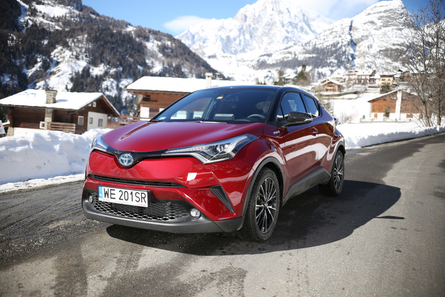 Przez lata Toyota produkowała wyjątkowo trwałe, ale równocześnie koszmarnie nudne samochody. Szukający ciekawego designu musieli wybierać auta innych marek. Wszystko zmieniło się, gdy w 2016 roku na rynek wszedł model C-HR.
Fot. Toyota Przez lata Toyota produkowała wyjątkowo trwałe, ale równocześnie koszmarnie nudne samochody. Szukający ciekawego designu musieli wybierać auta innych marek. Wszystko zmieniło się, gdy w 2016 roku na rynek wszedł model C-HR.
Fot. Toyota