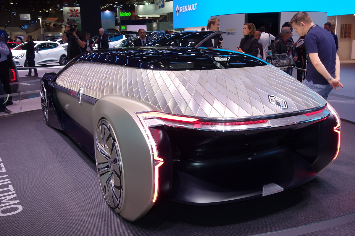 Renault Ez-Ultimo
Przestrzeń we wnętrzu przypomina niewielki salon. Wykończono go m.in. skórą oraz drewnem. Drzwi otwierają się automatycznie, a fotel obraca się w taki sposób, aby łatwiej było zająć miejsce
Fot. Ryszard M. Perczak Renault Ez-Ultimo
Przestrzeń we wnętrzu przypomina niewielki salon. Wykończono go m.in. skórą oraz drewnem. Drzwi otwierają się automatycznie, a fotel obraca się w taki sposób, aby łatwiej było zająć miejsce
Fot. Ryszard M. Perczak