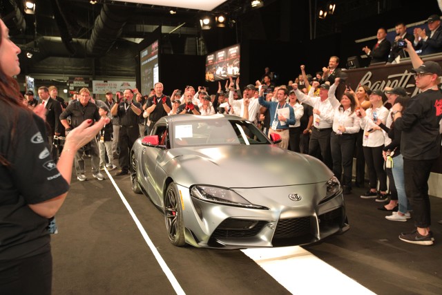 Pierwszy egzemplarz debiutującej w tym roku Toyoty GR Supry nowej generacji został sprzedany na aukcji charytatywnej za 2,1 miliona dolarów (prawie 8 milionów zł). Dochód z licytacji został przekazany na działalność American Heart Association oraz Bob Woodruff Foundation. W Polsce Toyota zebrała już 43 zamówienia na nową Suprę w ciągu pierwszych 3 dni!
Fot. Toyota Pierwszy egzemplarz debiutującej w tym roku Toyoty GR Supry nowej generacji został sprzedany na aukcji charytatywnej za 2,1 miliona dolarów (prawie 8 milionów zł). Dochód z licytacji został przekazany na działalność American Heart Association oraz Bob Woodruff Foundation. W Polsce Toyota zebrała już 43 zamówienia na nową Suprę w ciągu pierwszych 3 dni!
Fot. Toyota