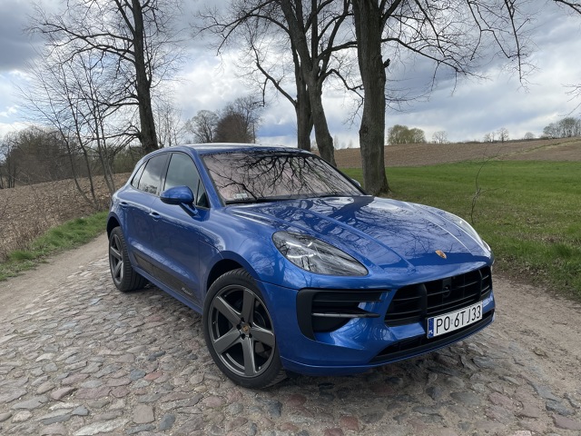 Porsche Macan z dwulitrowym silnikiem pod maską przy cenie wyjściowej nieco przekraczającej 250 tys. zł jest jednym z najtańszych sposobów na wejście do świata aut z Zuffenhausen. W Motofaktach testujemy aktualną odsłonę tego SUV-a.
Fot. Jakub Mielniczak Porsche Macan z dwulitrowym silnikiem pod maską przy cenie wyjściowej nieco przekraczającej 250 tys. zł jest jednym z najtańszych sposobów na wejście do świata aut z Zuffenhausen. W Motofaktach testujemy aktualną odsłonę tego SUV-a.
Fot. Jakub Mielniczak