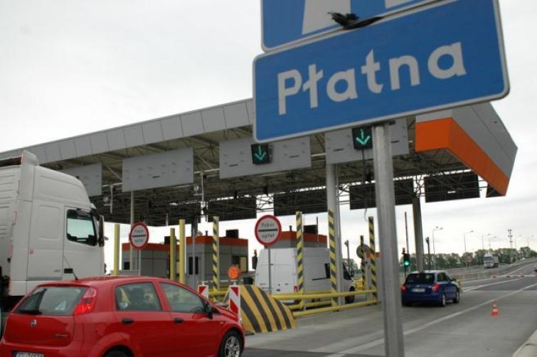 Bramki poboru opłat mają zniknąć z autostrad w 2016 r. Na zdjęciu wjazd na A4 pod Opolem Bramki poboru opłat mają zniknąć z autostrad w 2016 r. Na zdjęciu wjazd na A4 pod Opolem