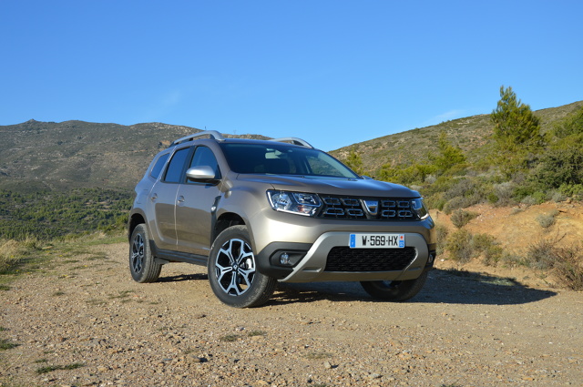 Dacia Duster
Niezmieniona jest gama dostępnych silników, która obejmuje dwie jednostki benzynowe i dwie wysokoprężne. Wśród tych pierwszych bazowym silnikiem jest motor SCe 115 o pojemności 1,6 litra i mocy 115 KM. Mocniejszym benzyniakiem jest silnik TCe 125 o pojemności 1,2 litra i mocy 125 KM. Oba silniki mogą występować zarówno z napędem 4x2 jak i 4x4.
Fot. Wojciech Frelichowski Dacia Duster
Niezmieniona jest gama dostępnych silników, która obejmuje dwie jednostki benzynowe i dwie wysokoprężne. Wśród tych pierwszych bazowym silnikiem jest motor SCe 115 o pojemności 1,6 litra i mocy 115 KM. Mocniejszym benzyniakiem jest silnik TCe 125 o pojemności 1,2 litra i mocy 125 KM. Oba silniki mogą występować zarówno z napędem 4x2 jak i 4x4.
Fot. Wojciech Frelichowski