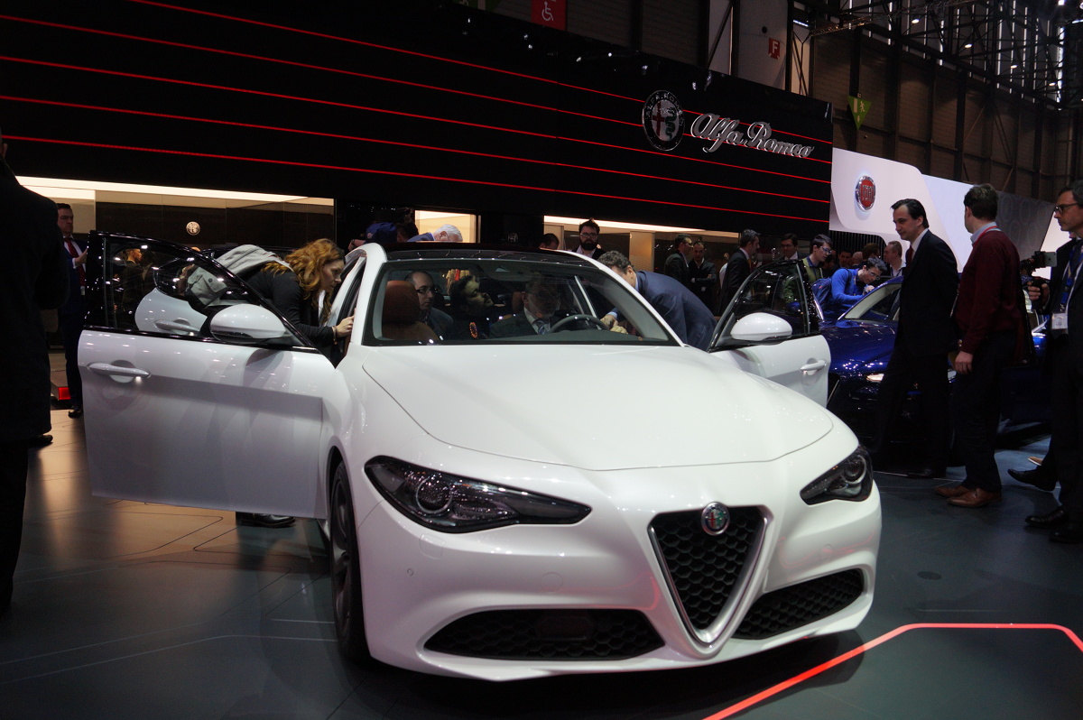 Alfa Romeo Giulia
Wiele osób czekało na premierę modelu Giulia w najmocniejszej wersji QV. Tymczasem w Genewie możemy zobaczyć bazowy wariant / Fot. Tomasz Szmandra Alfa Romeo Giulia
Wiele osób czekało na premierę modelu Giulia w najmocniejszej wersji QV. Tymczasem w Genewie możemy zobaczyć bazowy wariant / Fot. Tomasz Szmandra