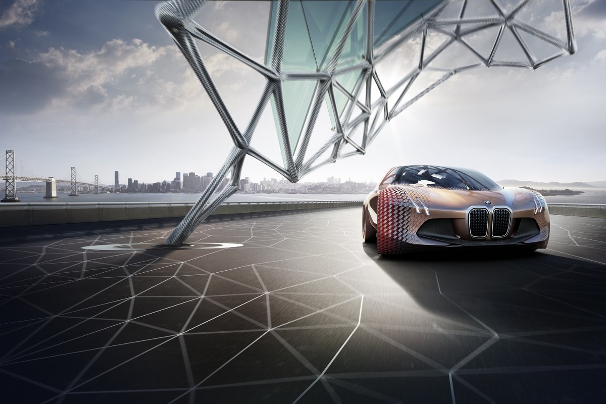 BMW Vision Next 100 to sportowy sedan, który posiada unoszone do góry drzwi. Pojazd ma 4900 mm długości, a do jego budowy wykorzystano głównie włókno węglowe oraz tworzywa sztuczne. Uwagę zwraca także brak klasycznych kół / Fot. BMW BMW Vision Next 100 to sportowy sedan, który posiada unoszone do góry drzwi. Pojazd ma 4900 mm długości, a do jego budowy wykorzystano głównie włókno węglowe oraz tworzywa sztuczne. Uwagę zwraca także brak klasycznych kół / Fot. BMW