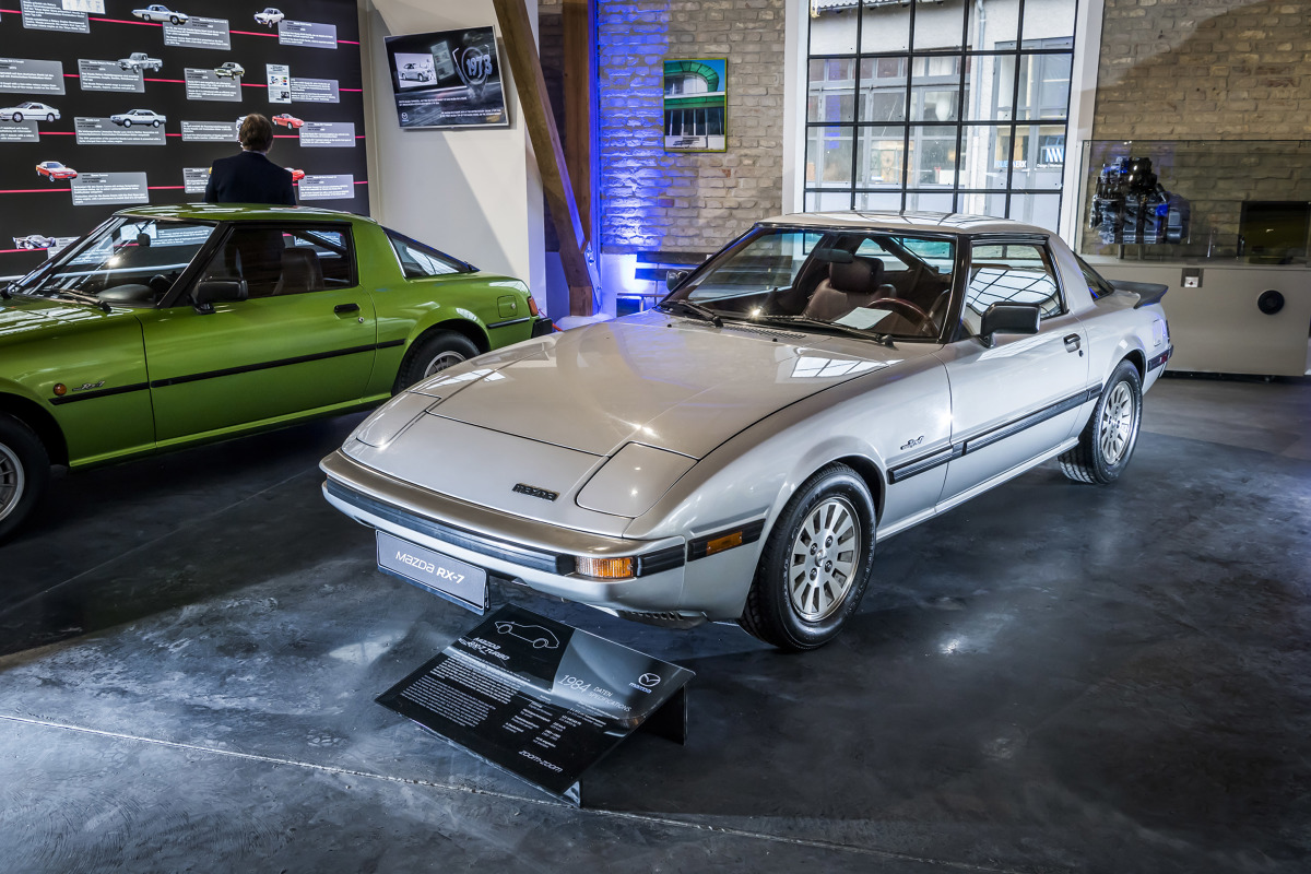 Mazda RX 7
Ekspozycja będzie się zmieniać. Na wystawie pojawią się kolejne klejnoty z liczącej ponad 120 pojazdów kolekcji rodziny Freyów. Założyciele muzeum mają również nadzieję, że stanie się ono miejscem spotkań klubów Mazd i wielbicieli innych klasycznych samochodów.
Fot. Mazda Mazda RX 7
Ekspozycja będzie się zmieniać. Na wystawie pojawią się kolejne klejnoty z liczącej ponad 120 pojazdów kolekcji rodziny Freyów. Założyciele muzeum mają również nadzieję, że stanie się ono miejscem spotkań klubów Mazd i wielbicieli innych klasycznych samochodów.
Fot. Mazda