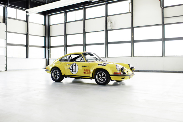 Porsche 911 2.5 S/T.
Z okazji otwarcia wystawy Techno Classica w Essen oddział Porsche Classic prezentuje odnowiony egzemplarz Porsche 911 2.5 S/T z bogatą historią udziału w wyścigach. Klasowy zwycięzca Le Mans z 1972 roku w ciągu minionych 2 lat przeszedł skrupulatną renowację pod okiem ekspertów Porsche Classic i po raz pierwszy występuje na targach.
Fot. Porsche Porsche 911 2.5 S/T.
Z okazji otwarcia wystawy Techno Classica w Essen oddział Porsche Classic prezentuje odnowiony egzemplarz Porsche 911 2.5 S/T z bogatą historią udziału w wyścigach. Klasowy zwycięzca Le Mans z 1972 roku w ciągu minionych 2 lat przeszedł skrupulatną renowację pod okiem ekspertów Porsche Classic i po raz pierwszy występuje na targach.
Fot. Porsche