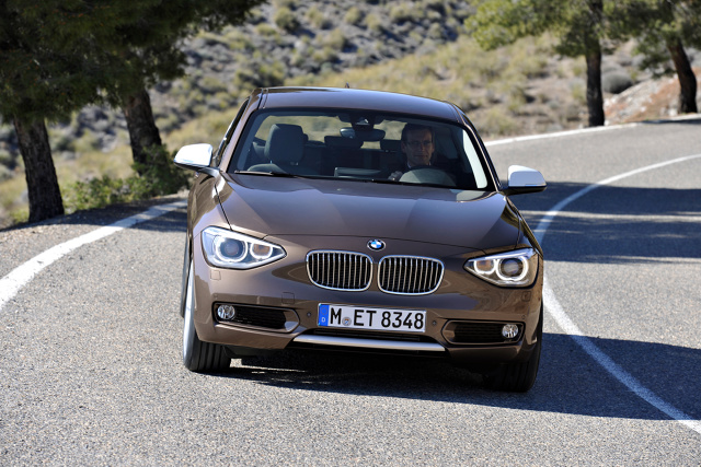 BMW serii 1
„Ostatnie prawdziwe” - takimi słowami często określane jest BMW serii 1 F20. Oto, po 8 latach produkcji, aktualny model schodzi ze sceny i już wkrótce będzie zastąpiony przednionapędowym F40. Jak się okazuje, niewiele osób kupujących nową „jedynkę” w salonie zwracało uwagę na to, którą oś ma napędzaną ich nowy samochód.
Fot. BMW BMW serii 1
„Ostatnie prawdziwe” - takimi słowami często określane jest BMW serii 1 F20. Oto, po 8 latach produkcji, aktualny model schodzi ze sceny i już wkrótce będzie zastąpiony przednionapędowym F40. Jak się okazuje, niewiele osób kupujących nową „jedynkę” w salonie zwracało uwagę na to, którą oś ma napędzaną ich nowy samochód.
Fot. BMW