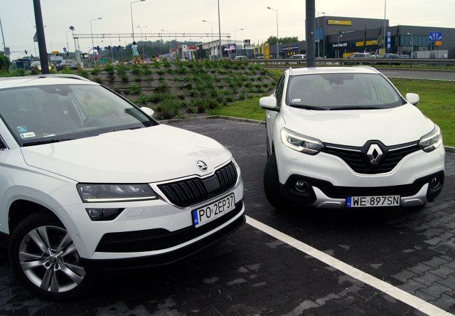 Naszą koncepcją testu było porównanie najmocniejszych wersji z automatyczną skrzynią przekładniową, czyli opcji najbardziej komfortowych. Tutaj wystąpiła jednak rozbieżność, gdyż najmocniejszy Renault Kadjar z automatem, to diesel 1,6 Cdi 130 KM, a najmocniejsza ŠKODA Karoq z automatyczną skrzynią, to benzynowy 1,5 TSi 150 KM. Ponieważ jednak ceny są zbliżone, wymiary zbliżone, nabywcy to osoby szukające identycznych modeli, zatem… sprawdzamy!
Fot. Bogusław Korzeniowski Naszą koncepcją testu było porównanie najmocniejszych wersji z automatyczną skrzynią przekładniową, czyli opcji najbardziej komfortowych. Tutaj wystąpiła jednak rozbieżność, gdyż najmocniejszy Renault Kadjar z automatem, to diesel 1,6 Cdi 130 KM, a najmocniejsza ŠKODA Karoq z automatyczną skrzynią, to benzynowy 1,5 TSi 150 KM. Ponieważ jednak ceny są zbliżone, wymiary zbliżone, nabywcy to osoby szukające identycznych modeli, zatem… sprawdzamy!
Fot. Bogusław Korzeniowski