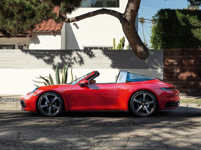 Porsche 911 Targa
Porsche kompletuje swoje trio samochodów w sam raz na lato: do Coupé i Cabrioleta dołącza trzecia odmiana nadwoziowa nowej generacji 911 – w postaci czteronapędowych wariantów 911 Targa 4 oraz 911 Targa 4S. Wizytówką 911 Targa pozostaje w pełni automatycznie sterowany system dachowy, który – podobnie jak w legendarnym, oryginalnym modelu Targa z 1965 r. – ma charakterystyczny, szeroki pałąk, ruchomą część dachu nad przednimi siedzeniami i panoramiczną tylną szybę. Dach można w wygodny sposób złożyć lub rozłożyć w ciągu zaledwie 19 sekund.
Fot. Porsche Porsche 911 Targa
Porsche kompletuje swoje trio samochodów w sam raz na lato: do Coupé i Cabrioleta dołącza trzecia odmiana nadwoziowa nowej generacji 911 – w postaci czteronapędowych wariantów 911 Targa 4 oraz 911 Targa 4S. Wizytówką 911 Targa pozostaje w pełni automatycznie sterowany system dachowy, który – podobnie jak w legendarnym, oryginalnym modelu Targa z 1965 r. – ma charakterystyczny, szeroki pałąk, ruchomą część dachu nad przednimi siedzeniami i panoramiczną tylną szybę. Dach można w wygodny sposób złożyć lub rozłożyć w ciągu zaledwie 19 sekund.
Fot. Porsche