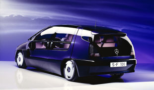 25 lat temu Mercedes-Benz zaprezentował pojazd badawczy F 100.  Dzięki zaawansowanej technologii F 100 był prekursorem współczesnego „samochodu połączonego”, którego najnowszą odsłonę w ofercie seryjnych Mercedesów reprezentuje nowa Klasa E / Fot. Mercedes-Benz 