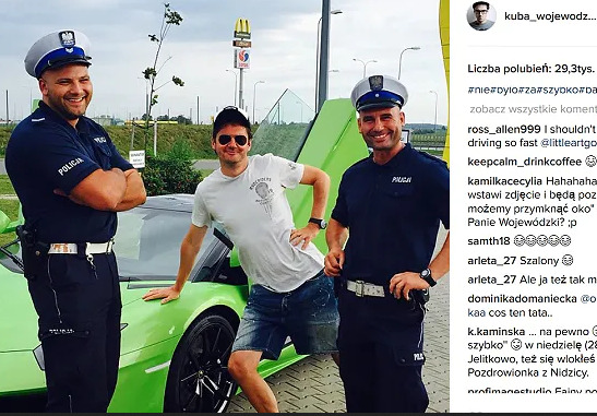 Lamborghini Huracan
Lamborghini Huracan, którym poruszał się celebryta posiada silnik V10 o pojemności 5,2 litra i rozwija moc 611 KM.
Jak widać na fotografii, tym razem jazda zakończyła się policyjną kontrolą.
Źródło: Instagram/kuba_wojewodzki_official Lamborghini Huracan
Lamborghini Huracan, którym poruszał się celebryta posiada silnik V10 o pojemności 5,2 litra i rozwija moc 611 KM.
Jak widać na fotografii, tym razem jazda zakończyła się policyjną kontrolą.
Źródło: Instagram/kuba_wojewodzki_official