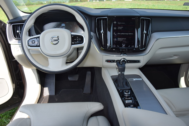Volvo XC60
W naszym teście Volvo XC60 II generacji w wersji Inscription z silnikiem D4 2.0 o mocy 190 KM z 8-biegową, automatyczną skrzynią biegów Geartronic i napędem 4x4. Mierzy prawie 4,7 m długości, do 100 km/h rozpędza się w 8,4 sekundy i osiąga prędkość maksymalną 205 km/h. W prezentowanej wersji kosztuje 217 400 zł.
Fot. Marcin Rejmer Volvo XC60
W naszym teście Volvo XC60 II generacji w wersji Inscription z silnikiem D4 2.0 o mocy 190 KM z 8-biegową, automatyczną skrzynią biegów Geartronic i napędem 4x4. Mierzy prawie 4,7 m długości, do 100 km/h rozpędza się w 8,4 sekundy i osiąga prędkość maksymalną 205 km/h. W prezentowanej wersji kosztuje 217 400 zł.
Fot. Marcin Rejmer