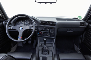 BMW E30

Małe BMW najlepiej ocenić okiem ignoranta, który nic nie wie o marce z Monachium, a przełom lat 80. i 90. spędził w bibliotece. Wówczas z łatwością przekonamy się, że to pociągający klasyk, wygodny do jazdy przez okrągły rok. 

Fot. BMW
