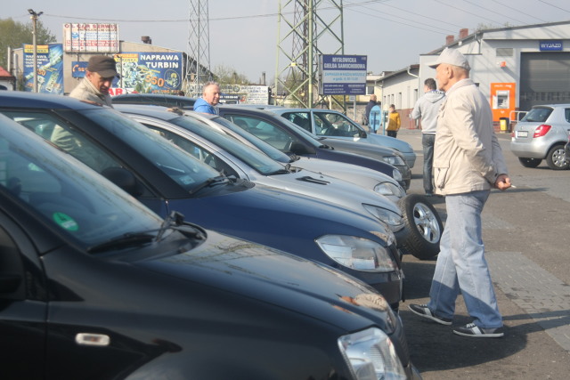 Na duży, wygodny i nieźle wyposażony samochód dla rodziny nie trzeba przeznaczać ogromnych pieniędzy. Używane auto można kupić za 10 000 zł. Przedstawiamy kilka ciekawych propozycji - w tym kombi, minivana, vany, a nawet SUV-a.
Fot. Marzena Bugała-Azarko Na duży, wygodny i nieźle wyposażony samochód dla rodziny nie trzeba przeznaczać ogromnych pieniędzy. Używane auto można kupić za 10 000 zł. Przedstawiamy kilka ciekawych propozycji - w tym kombi, minivana, vany, a nawet SUV-a.
Fot. Marzena Bugała-Azarko