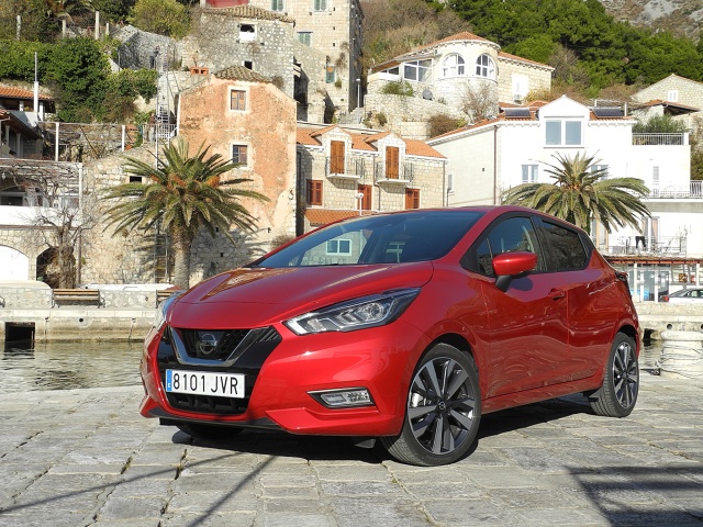 Nissan Micra
Na początek Nissan Micra V będzie dostępny w trzech wersjach silnikowych. Podstawową jednostką napędową jest benzynowy trzycylindrowy silnik o pojemności 1 litra i mocy 73 KM. Drugim silnikiem benzynowy jest turbodoładowana trzycylindrowa jednostka o pojemności 0,9 litra i mocy 90 KM (napędza też z Renault Clio). Ofertę uzupełnia czterocylindrowy turbodoładowany silnik wysokoprężny o pojemności 1,5 litra i mocy 90 KM (również w Clio). Wszystkie trzy silniki współpracują z pięciostopniową manualną skrzynią biegów.
Fot. Wojciech Frelichowski Nissan Micra
Na początek Nissan Micra V będzie dostępny w trzech wersjach silnikowych. Podstawową jednostką napędową jest benzynowy trzycylindrowy silnik o pojemności 1 litra i mocy 73 KM. Drugim silnikiem benzynowy jest turbodoładowana trzycylindrowa jednostka o pojemności 0,9 litra i mocy 90 KM (napędza też z Renault Clio). Ofertę uzupełnia czterocylindrowy turbodoładowany silnik wysokoprężny o pojemności 1,5 litra i mocy 90 KM (również w Clio). Wszystkie trzy silniki współpracują z pięciostopniową manualną skrzynią biegów.
Fot. Wojciech Frelichowski
