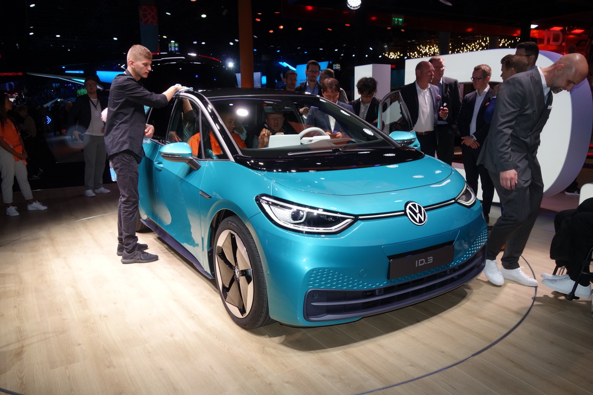 Volkswagen ID.3
Model ten można zamówić z jednym z trzech akumulatorów, które różnią się pojemnością. Do wyboru są trzy warianty – 45 kWh, 58 kWh oraz 77 kWh. Zależnie od wybranego akumulatora zasięg auta wynosi od około 330 do 550 km (według WLTP). Prądem o mocy 100 kW akumulator można naładować w ciągu 30 minut do poziomu, który zapewnia zasięg 290 km.
Fot. Ryszard M. Perczak Volkswagen ID.3
Model ten można zamówić z jednym z trzech akumulatorów, które różnią się pojemnością. Do wyboru są trzy warianty – 45 kWh, 58 kWh oraz 77 kWh. Zależnie od wybranego akumulatora zasięg auta wynosi od około 330 do 550 km (według WLTP). Prądem o mocy 100 kW akumulator można naładować w ciągu 30 minut do poziomu, który zapewnia zasięg 290 km.
Fot. Ryszard M. Perczak