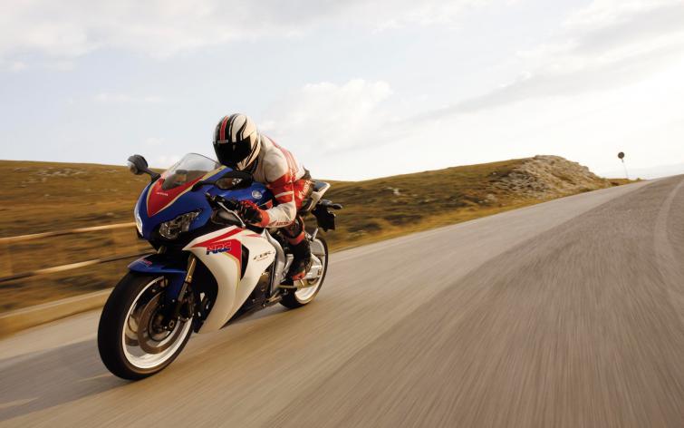 Honda CBR1000RR Fireblade i ponad 322 km/h Honda CBR1000RR Fireblade i ponad 322 km/h