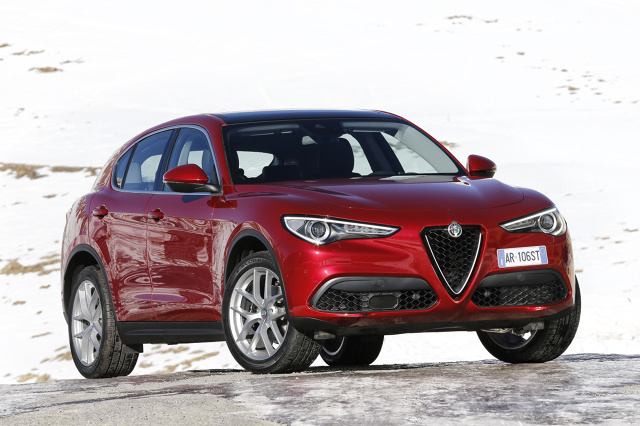 Alfa Romeo Stelvio
Stelvio powstało na płycie podłogowej Giulii i mierzy 4,68 m długości, 190 m szerokości i 1,67 m wysokości. Kabina jest dość obszerna, ale podróż z piątką dorosłych osób można śmiało odradzić, bo na tylnych fotelach lepiej posadzić dwójkę.
Fot. Alfa Romeo Alfa Romeo Stelvio
Stelvio powstało na płycie podłogowej Giulii i mierzy 4,68 m długości, 190 m szerokości i 1,67 m wysokości. Kabina jest dość obszerna, ale podróż z piątką dorosłych osób można śmiało odradzić, bo na tylnych fotelach lepiej posadzić dwójkę.
Fot. Alfa Romeo