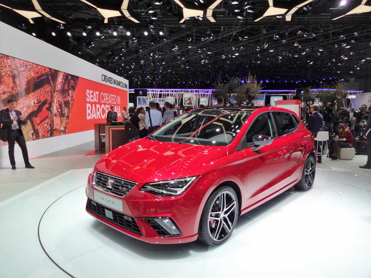 Seat Ibiza V
Przewidziano cztery wersje wyposażeniowe: Reference, Style oraz - topowe - FR i XCellence . Dwa ostatnie oferowane będą w takiej samej cenie.
Fot. Tomasz Szmandra Seat Ibiza V
Przewidziano cztery wersje wyposażeniowe: Reference, Style oraz - topowe - FR i XCellence . Dwa ostatnie oferowane będą w takiej samej cenie.
Fot. Tomasz Szmandra