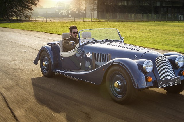 Morgan 4/4 80th Anniversary Edition
Za napęd odpowiada czterocylindrowy silnik o pojemności 1.6 l, który dostarcza 115 KM mocy oraz 130 Nm maksymalnego momentu obrotowego.
Fot. Morgan Morgan 4/4 80th Anniversary Edition
Za napęd odpowiada czterocylindrowy silnik o pojemności 1.6 l, który dostarcza 115 KM mocy oraz 130 Nm maksymalnego momentu obrotowego.
Fot. Morgan