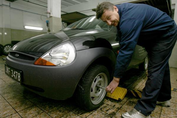 автосервис для весты. сервис. клиент в автосервисе. самый дешевый сервис. машина в автосервисе.
