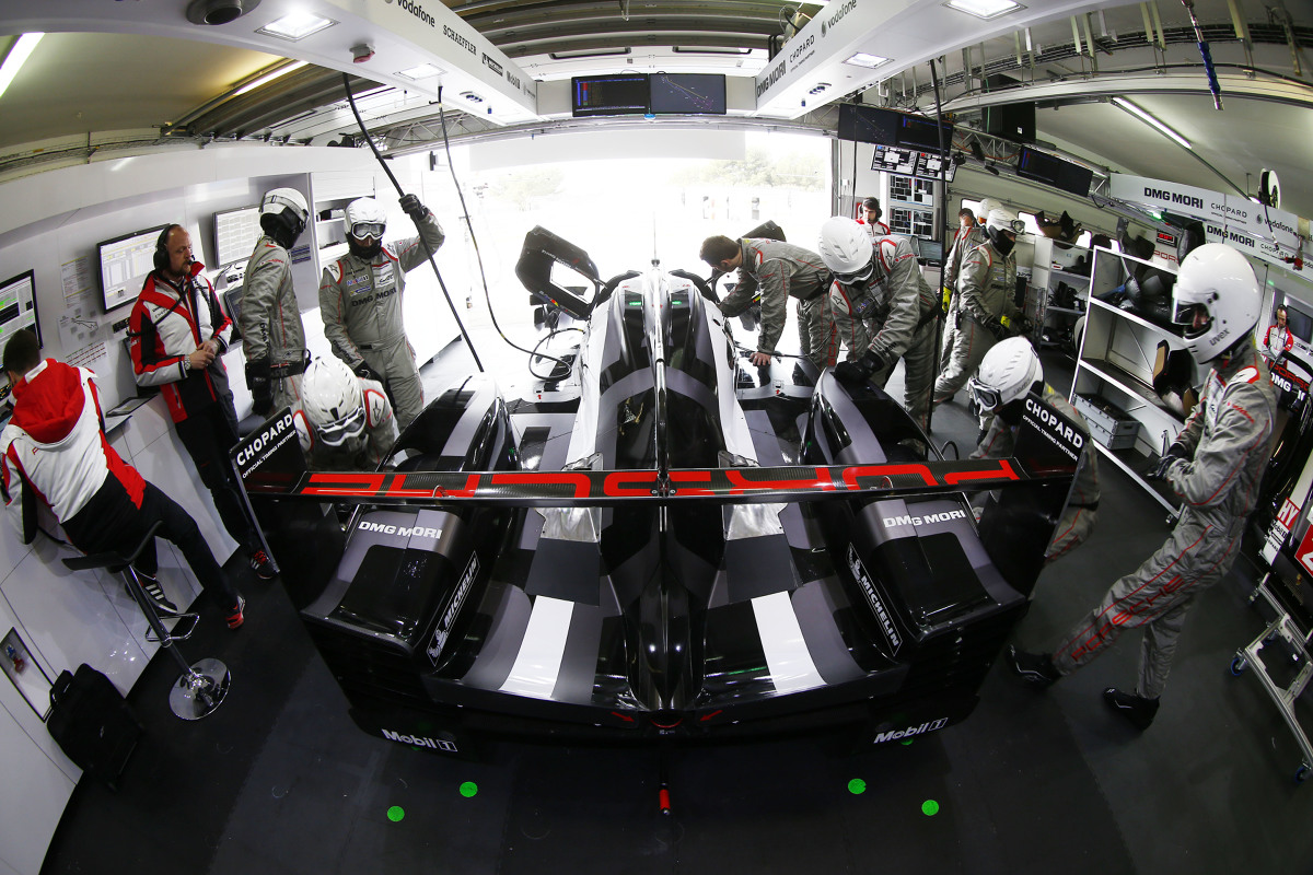 Le Mans. 18 i 19 czerwca br. prototypy Porsche 919 Hybrid po raz trzeci wezmą udział w legendarnym, 24-godzinnym wyścigu Le Mans. Samochodem z numerem 1 startują Timo Bernhard (Niemcy), Brendon Hartley (Nowa Zelandia) i Mark Webber (Australia), a z „dwójką” – Romain Dumas (Francja), Neel Jani (Szwajcaria) i Marc Lieb (Niemcy).
Fot. Porsche Le Mans. 18 i 19 czerwca br. prototypy Porsche 919 Hybrid po raz trzeci wezmą udział w legendarnym, 24-godzinnym wyścigu Le Mans. Samochodem z numerem 1 startują Timo Bernhard (Niemcy), Brendon Hartley (Nowa Zelandia) i Mark Webber (Australia), a z „dwójką” – Romain Dumas (Francja), Neel Jani (Szwajcaria) i Marc Lieb (Niemcy).
Fot. Porsche