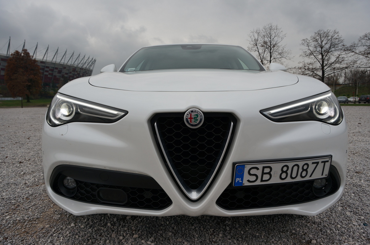 Alfa Romeo Stelvio
Stelvio zbudowano na platformie Giorgio czyli tej samej, która wykorzystywana jest w Giulii oraz - co ciekawe - w Maserati. Pod maską znajdziemy silnik 2.2 litra turbo diesel produkujący 210 KM mocy, co w porównaniu do innych aut z kategorii premium jest całkiem dobrym wynikiem.
Fot. Konrad Grobel Alfa Romeo Stelvio
Stelvio zbudowano na platformie Giorgio czyli tej samej, która wykorzystywana jest w Giulii oraz - co ciekawe - w Maserati. Pod maską znajdziemy silnik 2.2 litra turbo diesel produkujący 210 KM mocy, co w porównaniu do innych aut z kategorii premium jest całkiem dobrym wynikiem.
Fot. Konrad Grobel