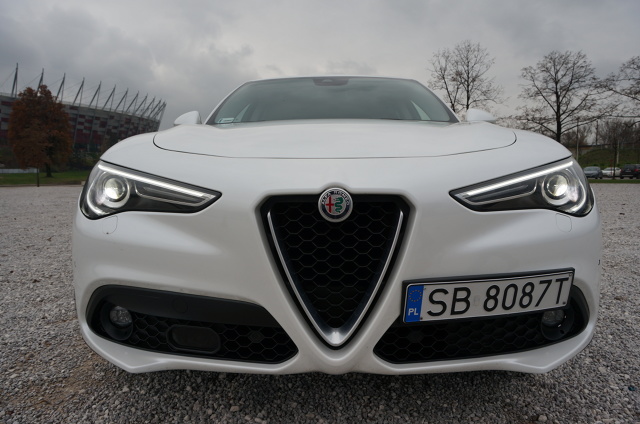 Alfa Romeo Stelvio 

Stelvio zbudowano na platformie Giorgio czyli tej samej, która wykorzystywana jest w Giulii oraz - co ciekawe -  w Maserati. Pod maską znajdziemy silnik 2.2 litra turbo diesel produkujący 210 KM mocy, co w porównaniu do innych aut z kategorii premium jest całkiem dobrym wynikiem. 

Fot. Konrad Grobel 