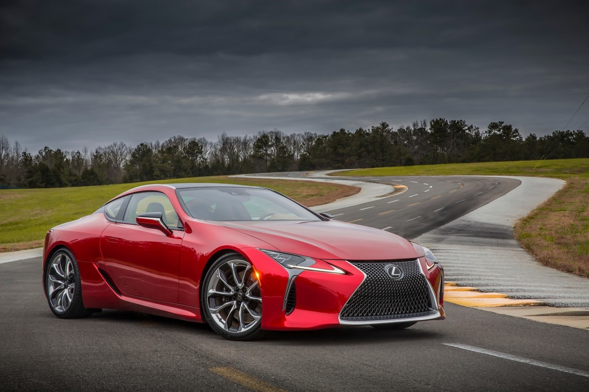 Lexus LC
Zbudowane w oparciu o nową platformę GA-L flagowe coupe Lexusa będzie dostępne w dwóch wersjach napędu: LC 500h z nową, hybrydową jednostką napędową Multi Stage Hybrid System, dysponującą 3,5-litrowym silnikiem V6 oraz LC 500 z pięciolitrowym, benzynowym silnikiem V8, współpracującym z nową, 10-biegową przekładnią automatyczną.
Fot. Lexus Lexus LC
Zbudowane w oparciu o nową platformę GA-L flagowe coupe Lexusa będzie dostępne w dwóch wersjach napędu: LC 500h z nową, hybrydową jednostką napędową Multi Stage Hybrid System, dysponującą 3,5-litrowym silnikiem V6 oraz LC 500 z pięciolitrowym, benzynowym silnikiem V8, współpracującym z nową, 10-biegową przekładnią automatyczną.
Fot. Lexus