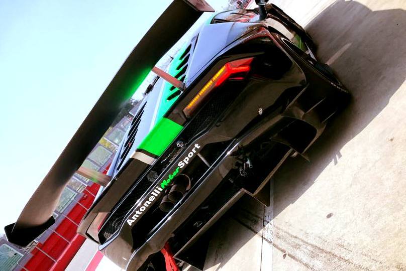 Karol Basz rozszerzy swój tegoroczny program w kartingu o starty we włoskich mistrzostwach GT za kierownicą Lamborghini Huracana Super Trofeo. Polak po raz pierwszy będzie ścigał się włoskim supersamochodem, przygotowanym przez Antonelli Motorsport, już 30 kwietnia na legendarnym torze Imola, gdzie zostanie rozegrana pierwsza runda jednego z najmocniejszych czempionatów klasy GT.
Fot. materiały prasowe Karol Basz rozszerzy swój tegoroczny program w kartingu o starty we włoskich mistrzostwach GT za kierownicą Lamborghini Huracana Super Trofeo. Polak po raz pierwszy będzie ścigał się włoskim supersamochodem, przygotowanym przez Antonelli Motorsport, już 30 kwietnia na legendarnym torze Imola, gdzie zostanie rozegrana pierwsza runda jednego z najmocniejszych czempionatów klasy GT.
Fot. materiały prasowe