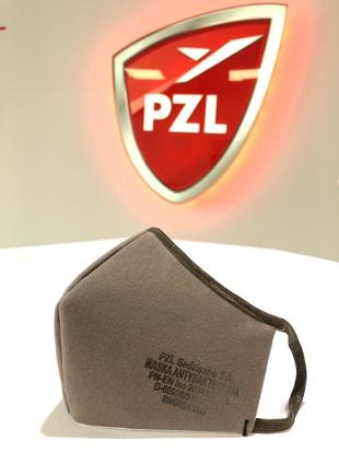 Fabryka PZL Sędziszów dołączyła do grona firm zaangażowanych w walkę z epidemią koronawirusa COVID-19. Sędziszowski zakład znany z produkcji filtrów do samochodów i maszyn rolniczych wszedł w kooperacje z najlepszymi szwalniami w Polsce, by technologię wytwarzania filtrów kabinowych zaadaptować do produkcji maseczek ochronnych z domieszką nano-srebra. Zastosowane we wkładach filtracyjnych powłoki charakteryzują się silnym efektem przeciwdrobnoustrojowym.
Fot. archiwum