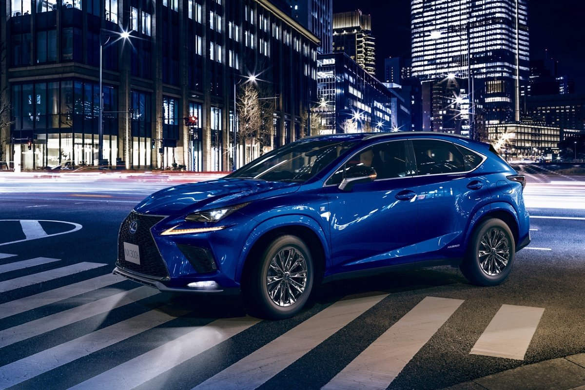 Lexus NX Cool & Bright
Wersja Cool & Bright bazuje na dobrze znanej odmianie F Sport. W tej wersji Lexus NX zyskuje nadkola wykończone w kolorze nadwozia, a także aluminiowe felgi o średnicy 18 cali z ostrymi ramionami.
Fot. Lexus Lexus NX Cool & Bright
Wersja Cool & Bright bazuje na dobrze znanej odmianie F Sport. W tej wersji Lexus NX zyskuje nadkola wykończone w kolorze nadwozia, a także aluminiowe felgi o średnicy 18 cali z ostrymi ramionami.
Fot. Lexus