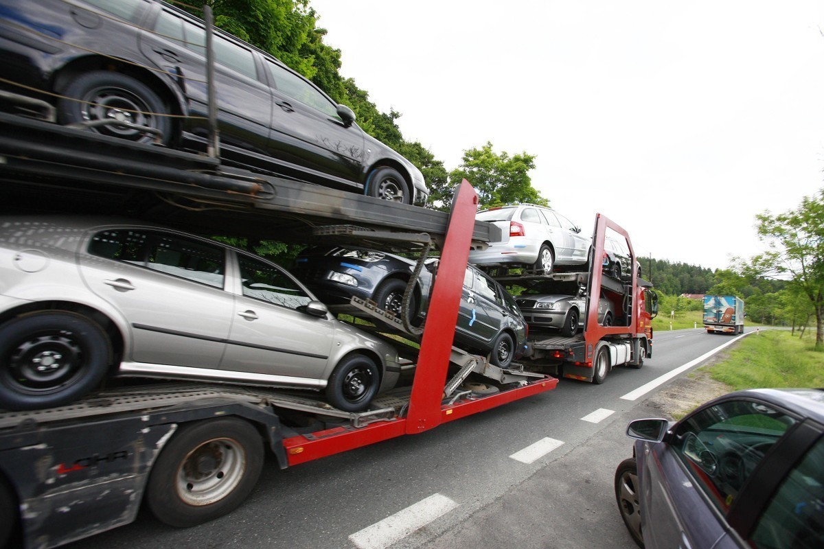 Jak podaje Instytut Badań Rynku Motoryzacyjnego SAMAR, w lipcu 2020 roku zarejestrowano w Polsce 88 328 sprowadzonych z zagranicy samochodów osobowych i dostawczych o dmc do 3,5 tony. To o 7,2% mniej niż rok temu, ale o 21,2% więcej niż w czerwcu. Import "regeneruje się" znacznie szybciej niż sprzedaż nowych samochodów.
Fot. Marcin Oliva Soto Jak podaje Instytut Badań Rynku Motoryzacyjnego SAMAR, w lipcu 2020 roku zarejestrowano w Polsce 88 328 sprowadzonych z zagranicy samochodów osobowych i dostawczych o dmc do 3,5 tony. To o 7,2% mniej niż rok temu, ale o 21,2% więcej niż w czerwcu. Import "regeneruje się" znacznie szybciej niż sprzedaż nowych samochodów.
Fot. Marcin Oliva Soto