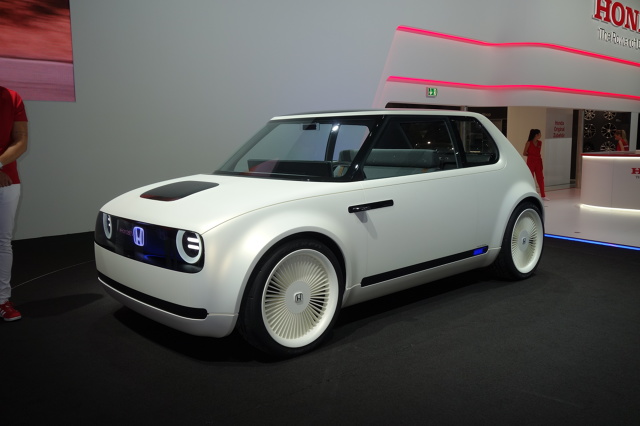 Honda Urban EV Concept
Podczas Frankfurt Motor Show 2017 Honda zaprezentowała elektryczny pojazd Urban EV Concept. Samochód powstał na całkowicie nowej platformie, wyznaczając kierunki dla rozwiązań technicznych i wzornictwa, które pojawią się w przyszłym modelu produkcyjnym Hondy z napędem elektrycznym.
Fot. Marek Perczak Honda Urban EV Concept
Podczas Frankfurt Motor Show 2017 Honda zaprezentowała elektryczny pojazd Urban EV Concept. Samochód powstał na całkowicie nowej platformie, wyznaczając kierunki dla rozwiązań technicznych i wzornictwa, które pojawią się w przyszłym modelu produkcyjnym Hondy z napędem elektrycznym.
Fot. Marek Perczak