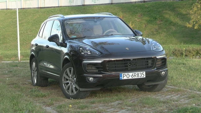 Porsche Cayenne S
Pierwsze Cayenne zostało zaprezentowane podczas targów motoryzacyjnych w Paryżu w 2002 roku. Pojazd korzystał z „volkswagenowskiej” platformy E, na której zbudowano m.in. Volkswagena Touarega (z kolei Audi zmodyfikowało tę płytę i stworzyło model Q7). Po pięciu latach od debiutu samochód przeszedł lifting, a w 2010 roku na świat przyszła druga, obecna generacja Cayenne.
Fot. Kacper Rogacin Porsche Cayenne S
Pierwsze Cayenne zostało zaprezentowane podczas targów motoryzacyjnych w Paryżu w 2002 roku. Pojazd korzystał z „volkswagenowskiej” platformy E, na której zbudowano m.in. Volkswagena Touarega (z kolei Audi zmodyfikowało tę płytę i stworzyło model Q7). Po pięciu latach od debiutu samochód przeszedł lifting, a w 2010 roku na świat przyszła druga, obecna generacja Cayenne.
Fot. Kacper Rogacin