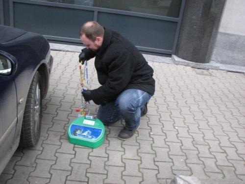 Fot. Tomasz Szmandra: Dzięki siatce umocowanej na elastycznym pałąku, można łatwo objąć nim całe koło. Fot. Tomasz Szmandra: Dzięki siatce umocowanej na elastycznym pałąku, można łatwo objąć nim całe koło.