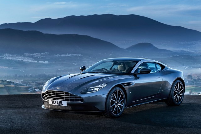 Za napęd odpowiada podwójnie doładowany silnik V12 o pojemności 5.2 l. Jednostka dostarcza około 600 KM mocy / Fot. Aston Martin Za napęd odpowiada podwójnie doładowany silnik V12 o pojemności 5.2 l. Jednostka dostarcza około 600 KM mocy / Fot. Aston Martin