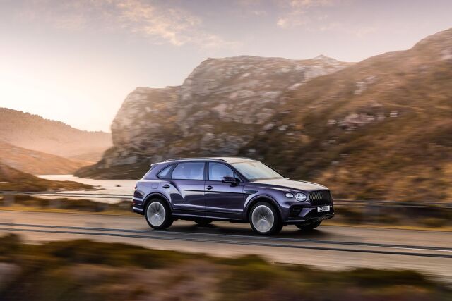 Bentley Bentayga Extend Wheelbase
Bentley Motors wprowadza na rynek nowego luksusowego SUV’a. Bentayga EWB (Extend Wheelbase) to kolejna interpretacja najlepiej sprzedającego się modelu firmy, Samochód pojawi się na rynku w IV kwartale 2022 roku.
Fot. Bentley Bentley Bentayga Extend Wheelbase
Bentley Motors wprowadza na rynek nowego luksusowego SUV’a. Bentayga EWB (Extend Wheelbase) to kolejna interpretacja najlepiej sprzedającego się modelu firmy, Samochód pojawi się na rynku w IV kwartale 2022 roku.
Fot. Bentley