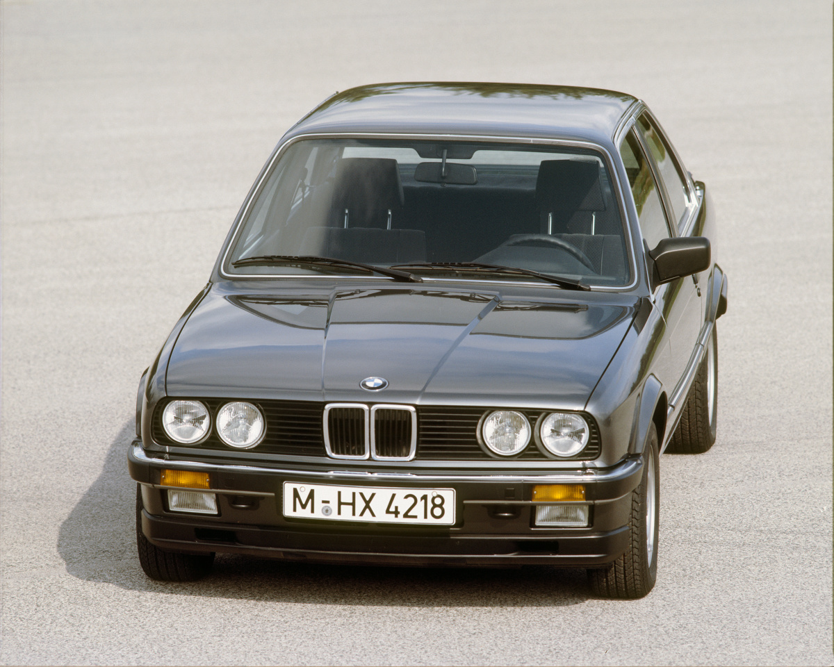 BMW E30
Małe BMW najlepiej ocenić okiem ignoranta, który nic nie wie o marce z Monachium, a przełom lat 80. i 90. spędził w bibliotece. Wówczas z łatwością przekonamy się, że to pociągający klasyk, wygodny do jazdy przez okrągły rok.
Fot. BMW
BMW E30
Małe BMW najlepiej ocenić okiem ignoranta, który nic nie wie o marce z Monachium, a przełom lat 80. i 90. spędził w bibliotece. Wówczas z łatwością przekonamy się, że to pociągający klasyk, wygodny do jazdy przez okrągły rok.
Fot. BMW