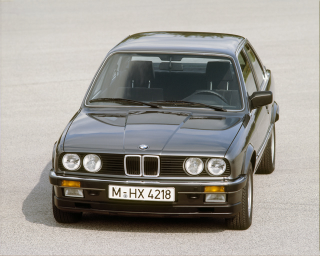 BMW E30
Małe BMW najlepiej ocenić okiem ignoranta, który nic nie wie o marce z Monachium, a przełom lat 80. i 90. spędził w bibliotece. Wówczas z łatwością przekonamy się, że to pociągający klasyk, wygodny do jazdy przez okrągły rok.
Fot. BMW
BMW E30
Małe BMW najlepiej ocenić okiem ignoranta, który nic nie wie o marce z Monachium, a przełom lat 80. i 90. spędził w bibliotece. Wówczas z łatwością przekonamy się, że to pociągający klasyk, wygodny do jazdy przez okrągły rok.
Fot. BMW