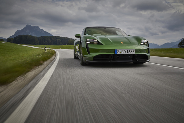 Motoryzacja się zmienia i kolejne elektryczne modele z najwyższych półek są tego najlepszym przykładem. Można się pokusić o stwierdzenie, że następuje przebiegunowanie pojęcia o supersportowych samochodach. Miałem okazję przejechać się po torze Hockenheimring kilkoma odmianami modelu Taycan i to doświadczenie mocno zmieniło moje podejście do topowej motoryzacji.
Fot. Porsche Motoryzacja się zmienia i kolejne elektryczne modele z najwyższych półek są tego najlepszym przykładem. Można się pokusić o stwierdzenie, że następuje przebiegunowanie pojęcia o supersportowych samochodach. Miałem okazję przejechać się po torze Hockenheimring kilkoma odmianami modelu Taycan i to doświadczenie mocno zmieniło moje podejście do topowej motoryzacji.
Fot. Porsche