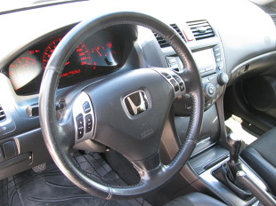Używana Honda Accord

Honda Accord wśród kierowców uchodzi za synonim niezawodności. Jej VII generacja to także auto znakomite pod względem właściwości jezdnych. Niestety na rynku wtórnym samochodów jest mało, a ich ceny są kosmicznie wysokie.

Fot. Bartosz Gubernat