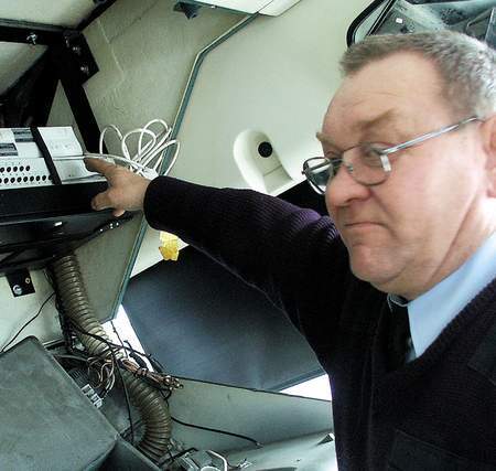 Fot. S. Szewczyk: Kierowca Józef Dombrowski prezentuje serce monitoringu, czyli urządzenie nagrywające obraz ze wszystkich kamer zainstalowanych w autobusie KLA. Stąd także odtwarzane są reklamy wyświetlane na monitorach podwieszonych pod sufitem autobusu Fot. S. Szewczyk: Kierowca Józef Dombrowski prezentuje serce monitoringu, czyli urządzenie nagrywające obraz ze wszystkich kamer zainstalowanych w autobusie KLA. Stąd także odtwarzane są reklamy wyświetlane na monitorach podwieszonych pod sufitem autobusu
