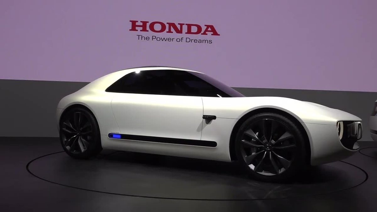 Honda Sports EV
Dwudrzwiowe, dwuosobowe auto sportowe wyróżnia się m.in. okrągłymi światłami LED i długą maską. Zamiast lusterek zdecydowano się na system kamer.
Fot. RUPTLY/x-news Honda Sports EV
Dwudrzwiowe, dwuosobowe auto sportowe wyróżnia się m.in. okrągłymi światłami LED i długą maską. Zamiast lusterek zdecydowano się na system kamer.
Fot. RUPTLY/x-news