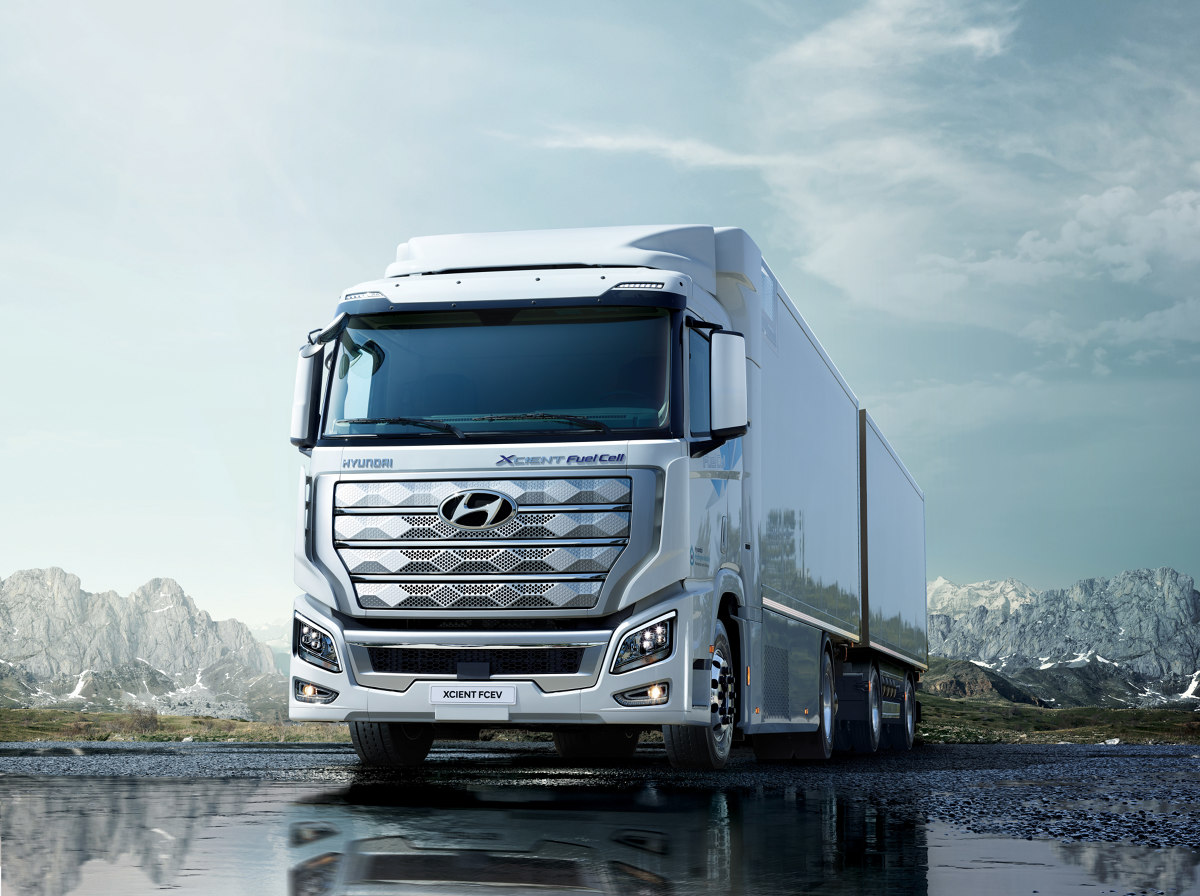 Hyundai Xcient
Hyundai wysłała do Szwajcarii 10 samochodów Hyundai XCIENT Fuel Cell, pierwszych na świecie masowo produkowanych ciężarówek z ogniwami paliwowymi.
Fot. Hyundai Hyundai Xcient
Hyundai wysłała do Szwajcarii 10 samochodów Hyundai XCIENT Fuel Cell, pierwszych na świecie masowo produkowanych ciężarówek z ogniwami paliwowymi.
Fot. Hyundai