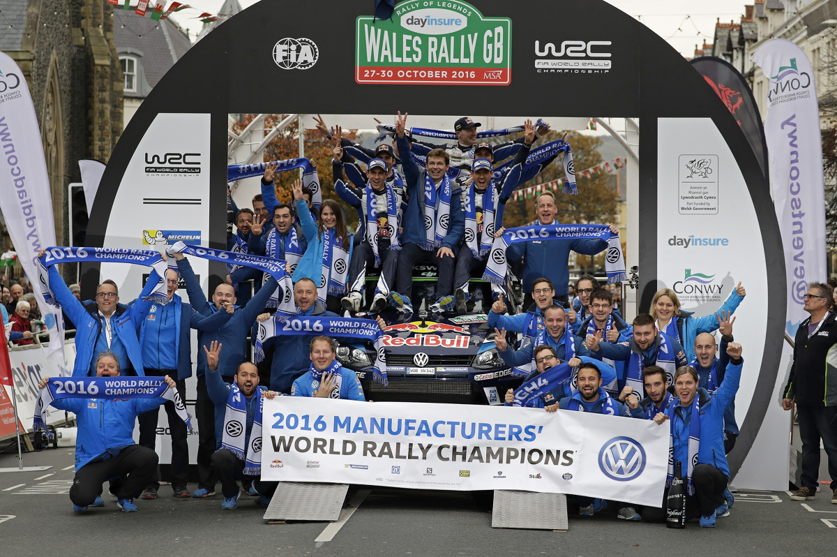 Podczas Rajdu Wielkiej Brytanii Volkswagen postawił kropkę nad „i” w tegorocznym sezonie Rajdowych Mistrzostw Świata FIA (WRC) zdobywając tytuł w kategorii producentów. Wales Rally GB wygrali Sebastien Ogier i Julien Ingrassia w Polo R WRC, którzy już podczas poprzedniej rundy – Rajdu Katalonii zapewnili sobie czwarty tytuł z rzędu.
Fot. Volkswagen Podczas Rajdu Wielkiej Brytanii Volkswagen postawił kropkę nad „i” w tegorocznym sezonie Rajdowych Mistrzostw Świata FIA (WRC) zdobywając tytuł w kategorii producentów. Wales Rally GB wygrali Sebastien Ogier i Julien Ingrassia w Polo R WRC, którzy już podczas poprzedniej rundy – Rajdu Katalonii zapewnili sobie czwarty tytuł z rzędu.
Fot. Volkswagen