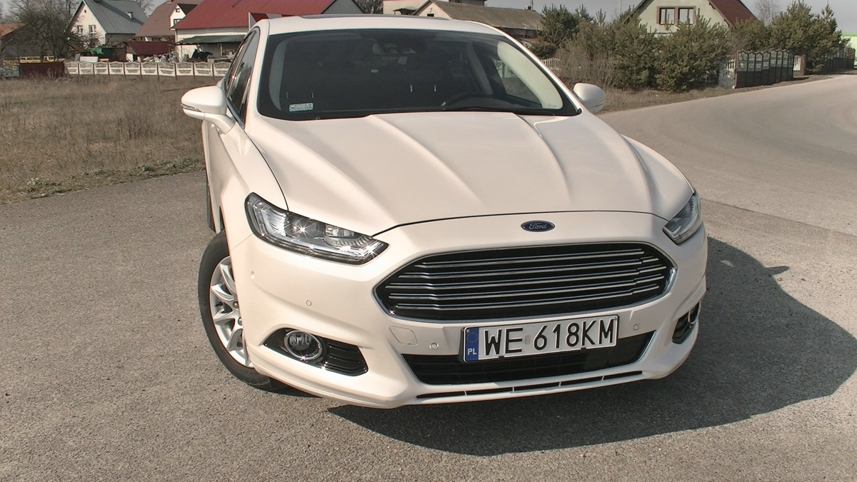 Ford Mondeo Hybrid
Producent deklaruje, że hybrydowy Ford Mondeo zużywa średnio 4,2 litra benzyny na 100 kilometrów i jest to realny do osiągnięcia wynik. Przy normalnej jeździe spalanie nie powinno znacznie przekraczać pięciu litrów na 100 kilometrów.
Fot. Kacper Rogacin Ford Mondeo Hybrid
Producent deklaruje, że hybrydowy Ford Mondeo zużywa średnio 4,2 litra benzyny na 100 kilometrów i jest to realny do osiągnięcia wynik. Przy normalnej jeździe spalanie nie powinno znacznie przekraczać pięciu litrów na 100 kilometrów.
Fot. Kacper Rogacin