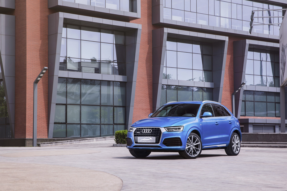 Audi connected mobility concept
Z tylnym zderzakiem samochodu zintegrowano wielofunkcyjny longboard – długą, elektrycznie napędzaną deskorolkę (1,05 m długości). W związku z tym, że znajduje się ona w tym właśnie miejscu, można ją łatwo odczepić i ponownie zamontować. Aby była zawsze gotowa do użytku, jej elektryczny silnik jest ładowany za każdym razem, gdy jest wczepiona w zderzak pojazdu.
Fot. Audi Audi connected mobility concept
Z tylnym zderzakiem samochodu zintegrowano wielofunkcyjny longboard – długą, elektrycznie napędzaną deskorolkę (1,05 m długości). W związku z tym, że znajduje się ona w tym właśnie miejscu, można ją łatwo odczepić i ponownie zamontować. Aby była zawsze gotowa do użytku, jej elektryczny silnik jest ładowany za każdym razem, gdy jest wczepiona w zderzak pojazdu.
Fot. Audi