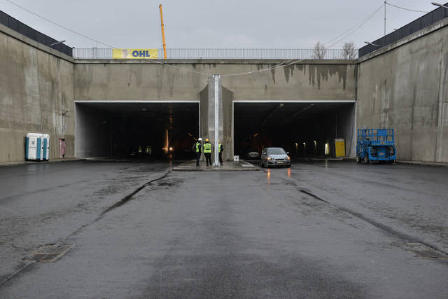 W poniedziałek pokazano efekty finiszujących prac budowlanych przy tunelu pod Martwą Wisłą zaproszonej grupie gości. Jednak przed inauguracją obiektu mieszkańcy Gdańsk będą mogli go jeszcze obejrzeć na dniu otwartym w przyszłym roku / Fot. Przemek Świderski 